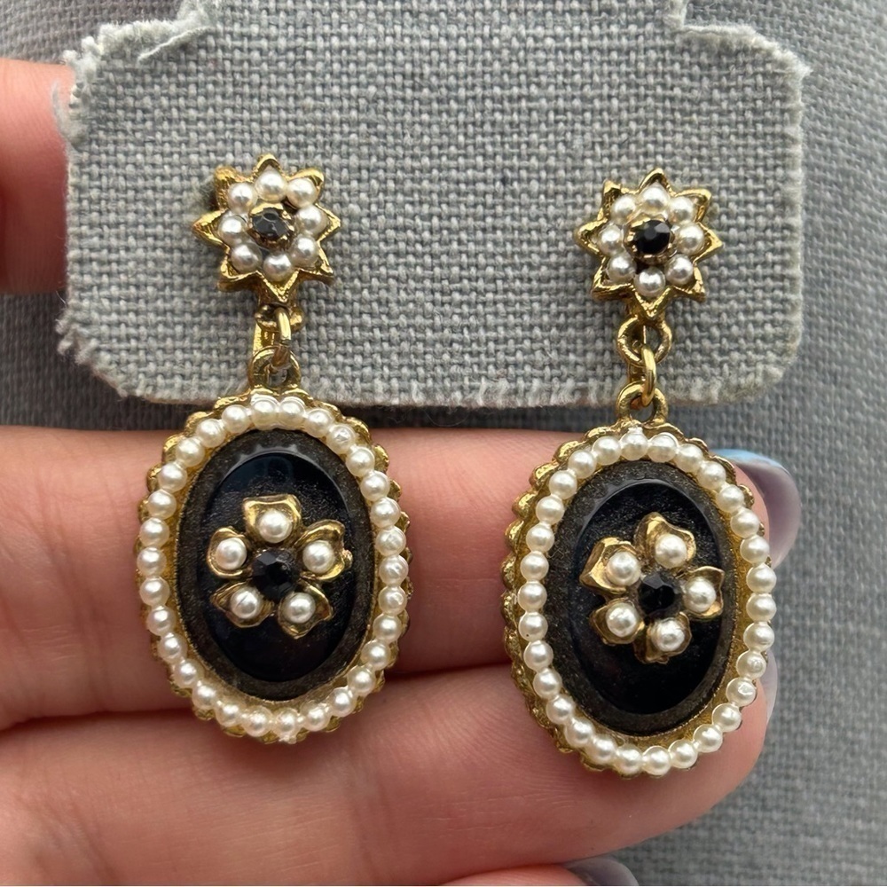 Vintage Ornate Floral Faux Pearl Clip On Dangle Earrings Oval Gold Tone